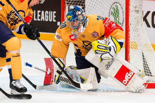 Lukko Raumas målvakt Ryan Zapolski med en räddning