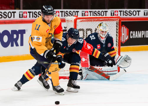 Lukko Raumas Aaron Gagnon i kamp om pucken med Djurgårdens