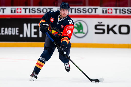 Djurgårdens Philip Holm med pucken