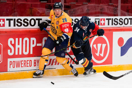 Lukko Raumas Janne Niskala i kamp om pucken med