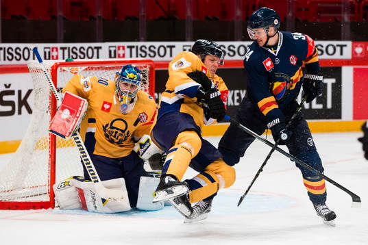 Lukko Raumas Janne Niskala går omkull mellan Lukko Raumas