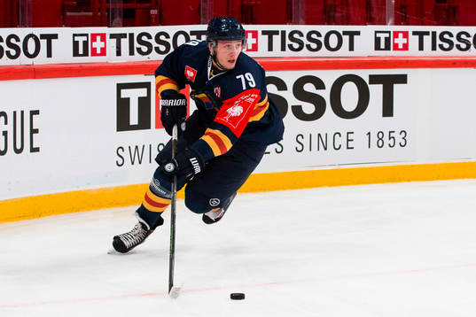 Djurgårdens Emil Lundberg med pucken