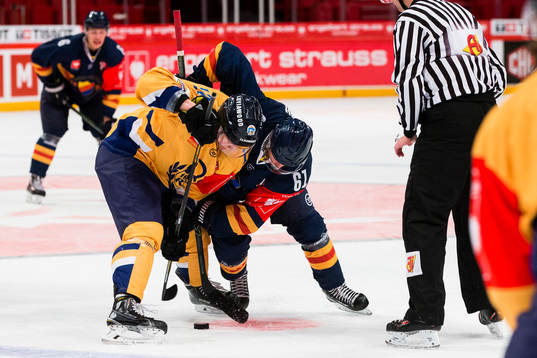 Lukko Raumas Turo Asplund tekar mot Djurgårdens Markus