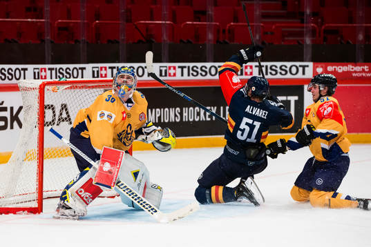 Lukko Raumas målvakt Ryan Zapolski följer pucken medans