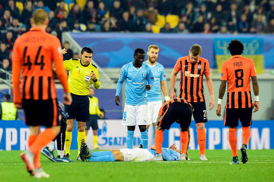 Malmö FFs Oscar Lewicki fick köras av planen på bår