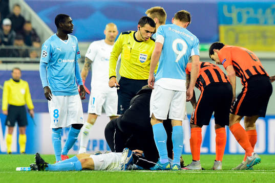 Malmö FFs Oscar Lewicki fick köras av planen på bår
