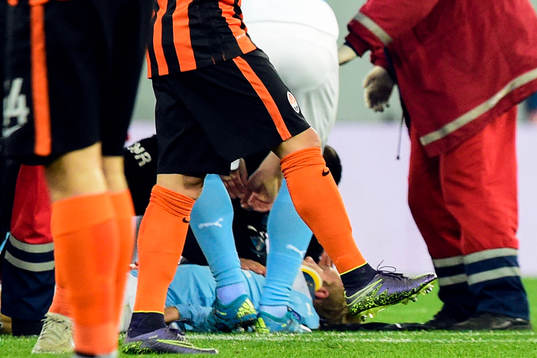 Malmö FFs Oscar Lewicki fick köras av planen på bår
