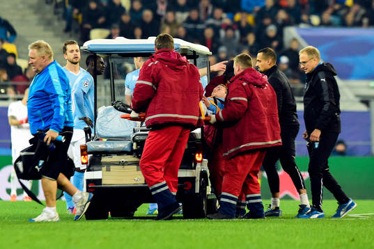 Malmö FFs Oscar Lewicki fick köras av planen på bår