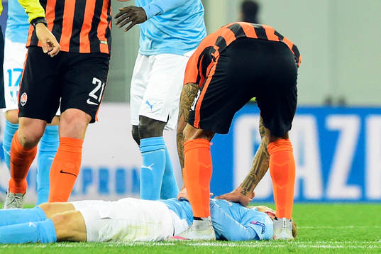 Malmö FFs Oscar Lewicki träffades av en armbåge och blev