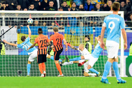 Shakhtar Donetsks Olexandr Gladkiy gör 1-0