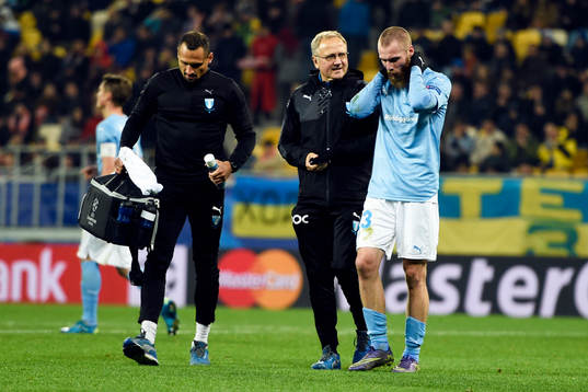 Malmö FFs Jo Inge Berget får hjälp av planen