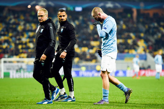 Malmö FFs Jo Inge Berget får hjälp av planen