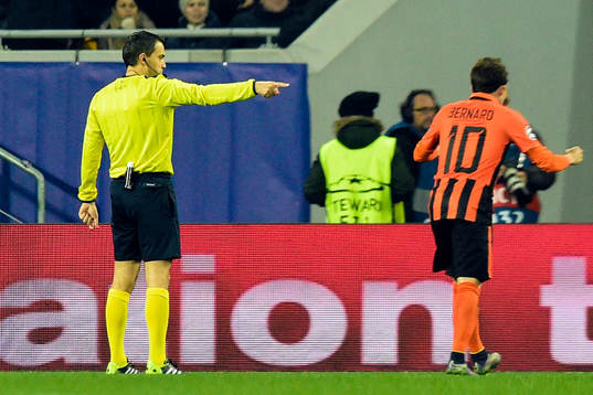 Domaren Ovidiu Hategan dömer straff för Shakhtar Donetsk