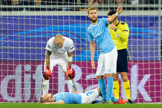 Malmö FFs Anton Tinnerholm ligger skadad och Rasmus