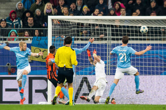 Shakhtar Donetsks Alex Teixeira gör 4-0 bakom Malmö FFs