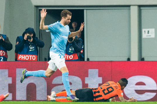 Malmö FFs Kari Arnason fäller Shakhtar Donetsks Alex