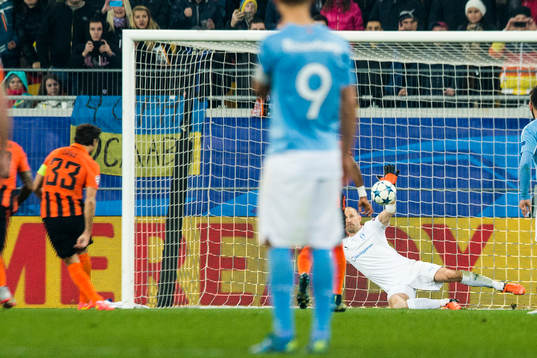 Shakhtar Donetsks Darijo Srna skjuter in 2-0 på straff
