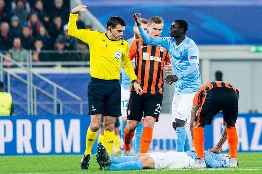 Domare Ovidiu Hategan och Enock Kofi Adu kallar in läkare