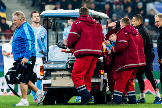 Malmö FFs Oscar Lewicki bärs ut skadad