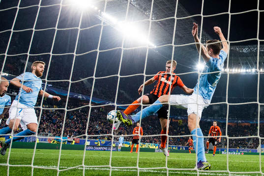 Shakhtar Donetsks Oleksandr Gladkyy gör 1-0