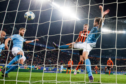 Shakhtar Donetsks Oleksandr Gladkyy gör 1-0