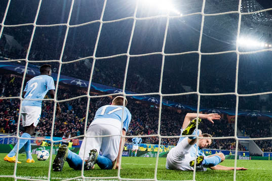 Malmö FFs Kari Arnason (th) deppar
