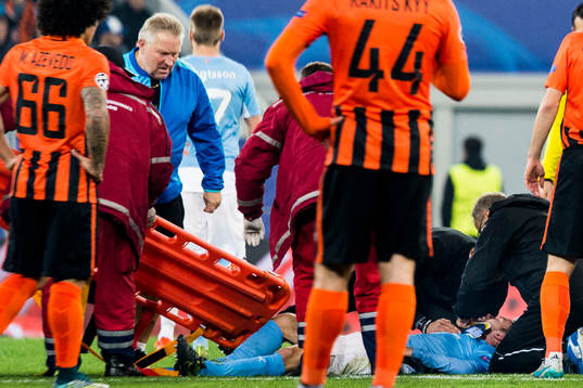 Malmö FFs Oscar Lewicki skadad, bärs ut på bår