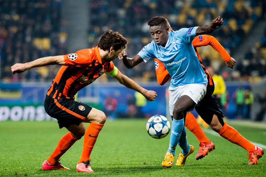 Malmö FFs Pa Konate utmanar Shakhtar Donetsks Darijo Srna