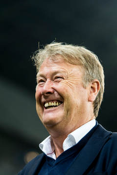 Malmö FFs tränare Åge Hareide skrattar