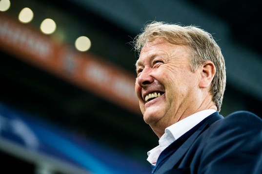 Malmö FFs tränare Åge Hareide skrattar