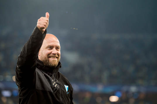 Malmö FFs assisterande tränare Olof Persson gör tummen