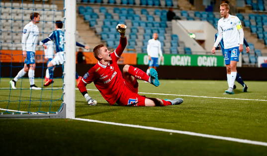 Norrköpings målvakt Andreas Vaikla reagerar
