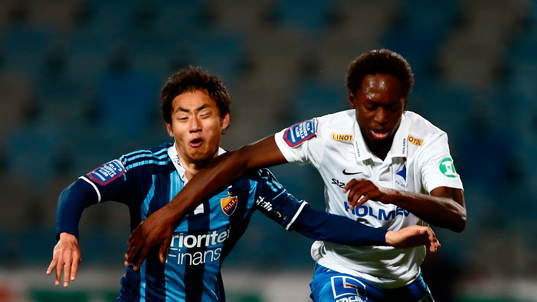 Djurgårdens Seon Yong-Yoon och Norrköpings Tidjani Diawara