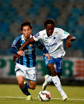 Djurgårdens Seon Yong-Yoon och Norrköpings Tidjani Diawara