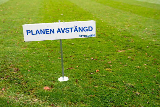 En skylt med texten "Planen avstängd"