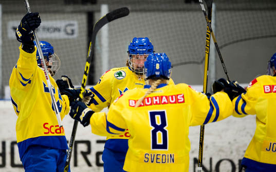 Sveriges Lisa Hedengren och Annie Svedin jublar
