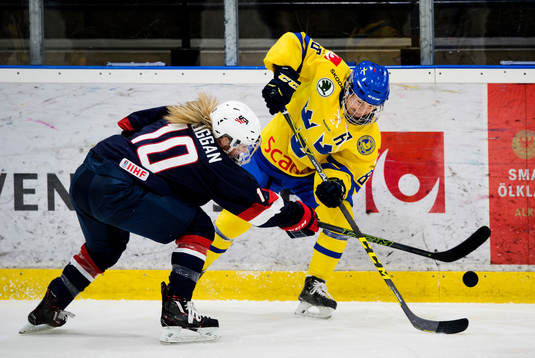 USAs Meghan Duggan och Sveriges Annie Svedin
