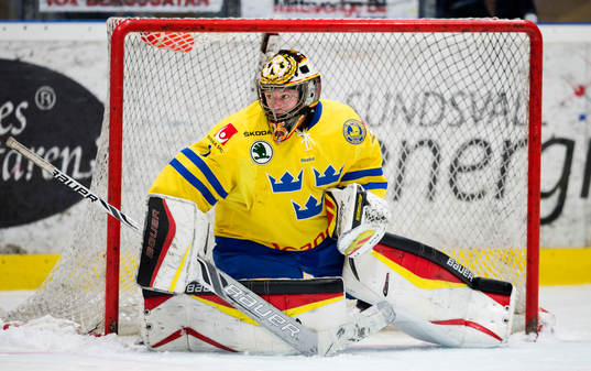 Sveriges målvakt Sara Grahnunder ishockeymatchen mellan