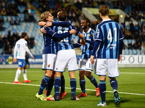 Djurgårdens Tim Björkström jublar och blir omkramad
