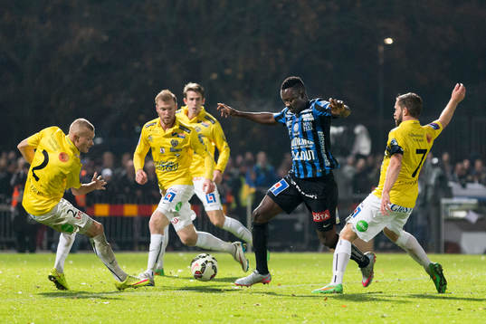 Sirius tvåmålsskytt Moses Ogbu mot Falkenbergs spelare