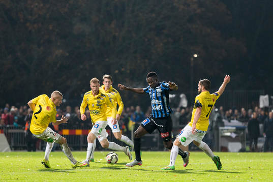 Sirius tvåmålsskytt Moses Ogbu mot Falkenbergs spelare