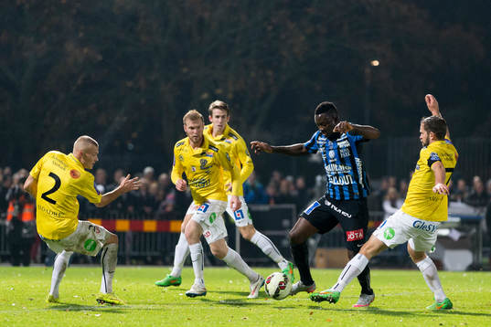 Sirius tvåmålsskytt Moses Ogbu mot Falkenbergs spelare