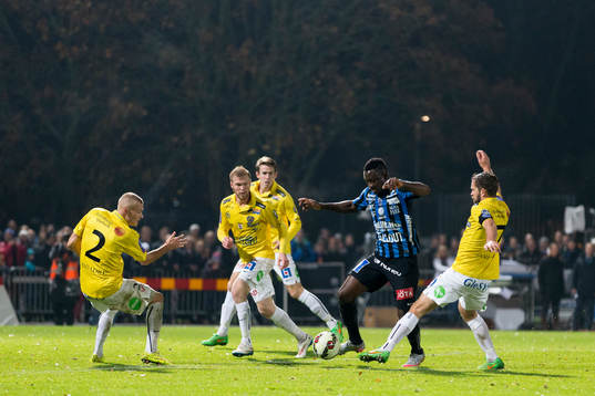 Sirius tvåmålsskytt Moses Ogbu mot Falkenbergs spelare