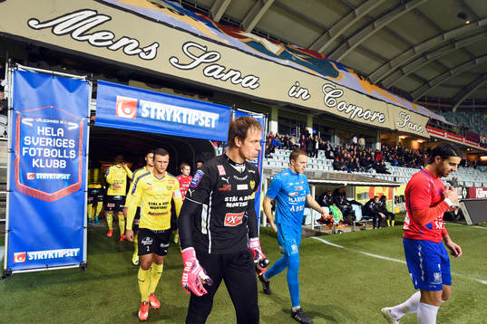 Lagen tågar in för fotbollsmatchen i kvalet till