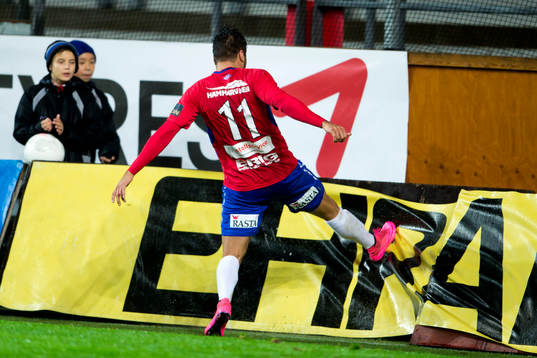Örgrytes William Atashkadeh fotar till en reklamskylt