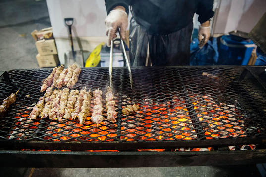 Det serveras souvlaki