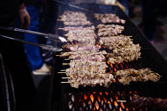 Det serveras souvlaki