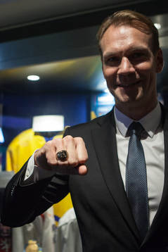 Nicklas Lidström shows off his ring