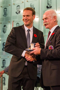Nicklas Lidstrom is presented with his ring by Larry