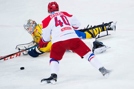 Sveriges målvakt Henrik Karlsson ser hur Rysslands Daniil